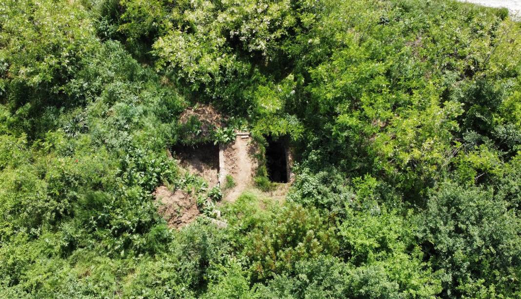 19. Yüzyıldan Kalma Katolik Mezarlığı, Soygunlarla Yok Oluyor! Değerli Eşyalar Tahribatı Hızlandırmış 11